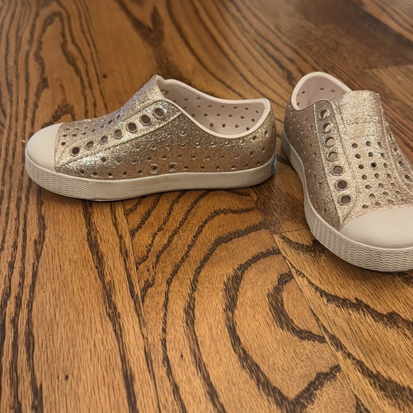 Girls Native gold glittery shoes size 8 - Picture 6 of 6